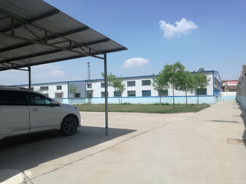 德州健之源地處魯西北平原，毗鄰黃河故道森林公園，生產(chǎn)條件環(huán)境優(yōu)越，擁有現(xiàn)代化的廠房，標(biāo)準(zhǔn)化的生產(chǎn)車間，公司擁有三證：SC食品生產(chǎn)許可證、GMP證、食品出口生產(chǎn)企業(yè)證書，生產(chǎn)過程中采用ISO22000管理體系進(jìn)行科學(xué)管理，并擁有近十年的生產(chǎn)加工經(jīng)驗(yàn)，產(chǎn)品口感、湯色、功效等各項(xiàng)指標(biāo)均能達(dá)到客戶滿意，生產(chǎn)采用全自動帶線帶牌袋泡茶包裝機(jī)生產(chǎn)線，有全套的粉碎和超微粉碎、分篩、烘干、滅菌、制粒、制袋等設(shè)備，科學(xué)的生產(chǎn)工藝和嚴(yán)格規(guī)范的滅菌殺毒技術(shù)。