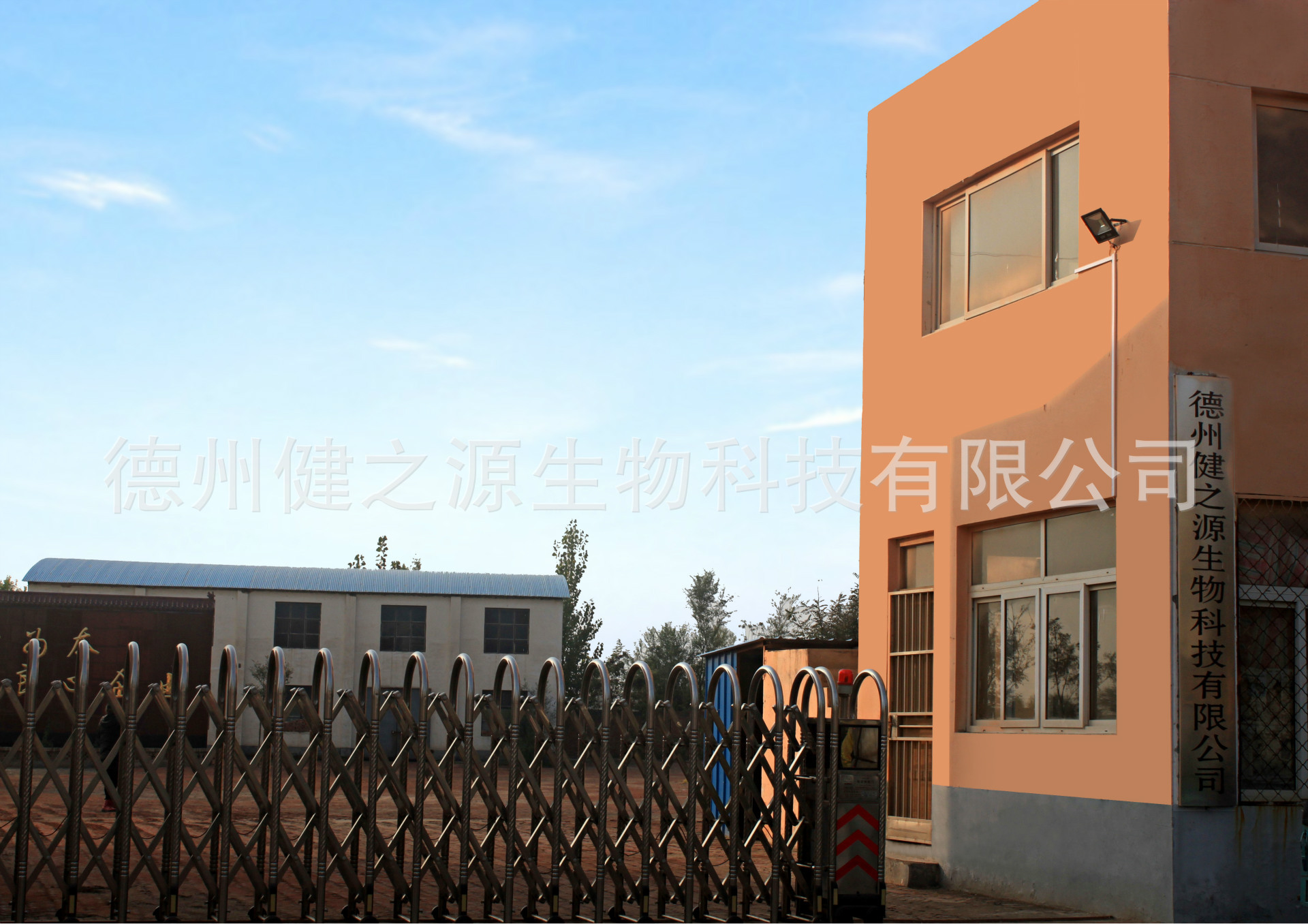 德州健之源生物科技有限公司是一家專業(yè)生產(chǎn)營(yíng)養(yǎng)素補(bǔ)充劑、SC營(yíng)養(yǎng)食品公司，業(yè)務(wù)范圍包括固體飲料、壓片糖果、代用茶、沖劑以及各種膳食養(yǎng)生健康食品的生產(chǎn)代工、OEM、 ODM等。公司占地五十余畝，廠區(qū)建筑面積4000余m2，內(nèi)設(shè)生產(chǎn)車間、質(zhì)量控制室、產(chǎn)品檢測(cè)中心、陰涼倉(cāng)庫(kù)、辦公用房及輔助用房。生產(chǎn)車間總面積1000余m2，其中保健食品GMP 凈化車間600m2，裸藻片代加工 裸藻復(fù)合壓片糖果OEM  食品片劑貼牌委托生產(chǎn)廠家 一般生產(chǎn)區(qū)400m2；倉(cāng)儲(chǔ)總面積（原輔料倉(cāng)庫(kù)、成品倉(cāng)庫(kù)、包材倉(cāng)庫(kù)等）2500m2，物料分區(qū)分庫(kù)存放；檢測(cè)分析室（包括理化分析室、微生物檢驗(yàn)室、留樣觀察室等）總面積300m2。辦公用房200m2。流水生產(chǎn)線承接粉劑，片劑，袋泡茶，顆粒劑 等劑型的成品、半成品代加工。  公司成立專項(xiàng)實(shí)驗(yàn)室，引進(jìn)山東中醫(yī)藥大學(xué)的醫(yī)藥技術(shù)部部長(zhǎng)等相關(guān)專業(yè)人員組建科研團(tuán)隊(duì)，在分子生物學(xué)、微 生物發(fā)酵、藥食同源、新資源食品研究等方面實(shí)行研產(chǎn)一體化，針對(duì)不同方向的營(yíng)養(yǎng)課題進(jìn)行探討研究，并將科研成果轉(zhuǎn)化為生產(chǎn)力，為產(chǎn)業(yè)化生產(chǎn)提供技術(shù)支撐。